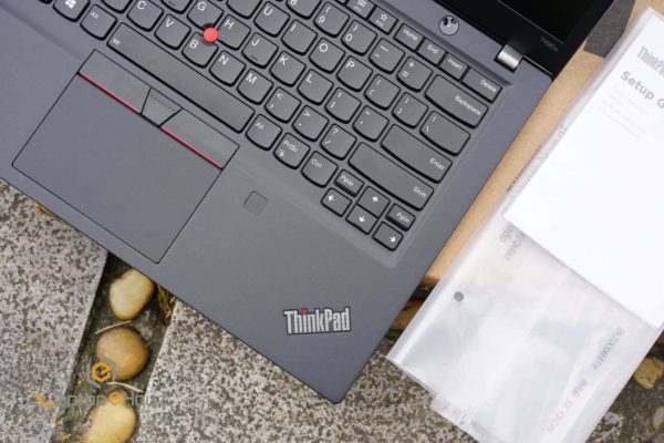 Cảm biến vân tay và logo Thinkpad trên t490s nhập Mỹ