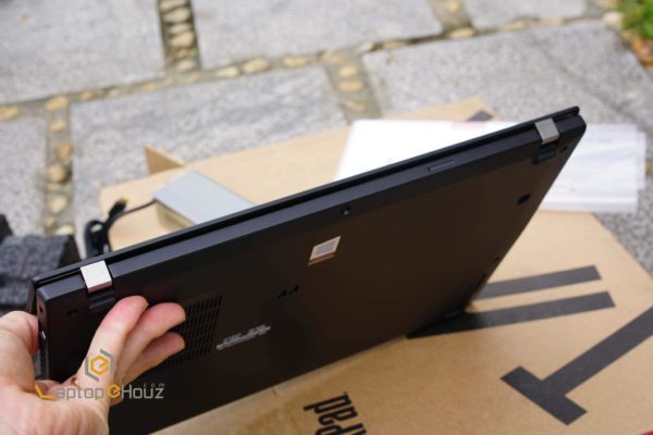 Cạnh sau của Laptop Lenovo Thinkpad t490s