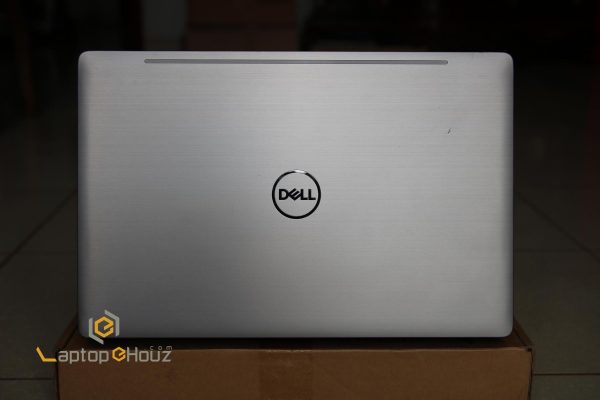 Logo Dell trên laptop Dell Precision 3541 màu bạc