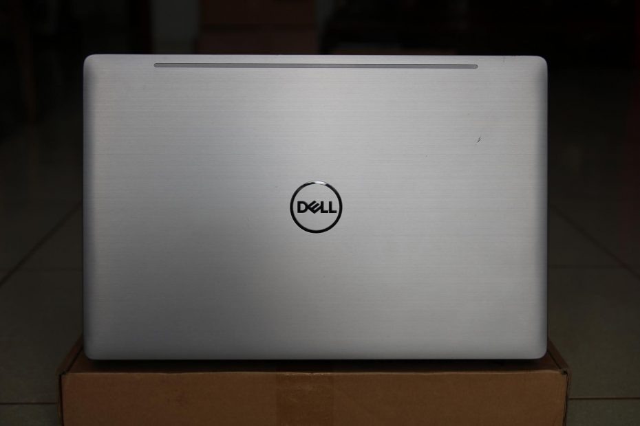 Logo Dell trên laptop Dell Precision 3541 màu bạc